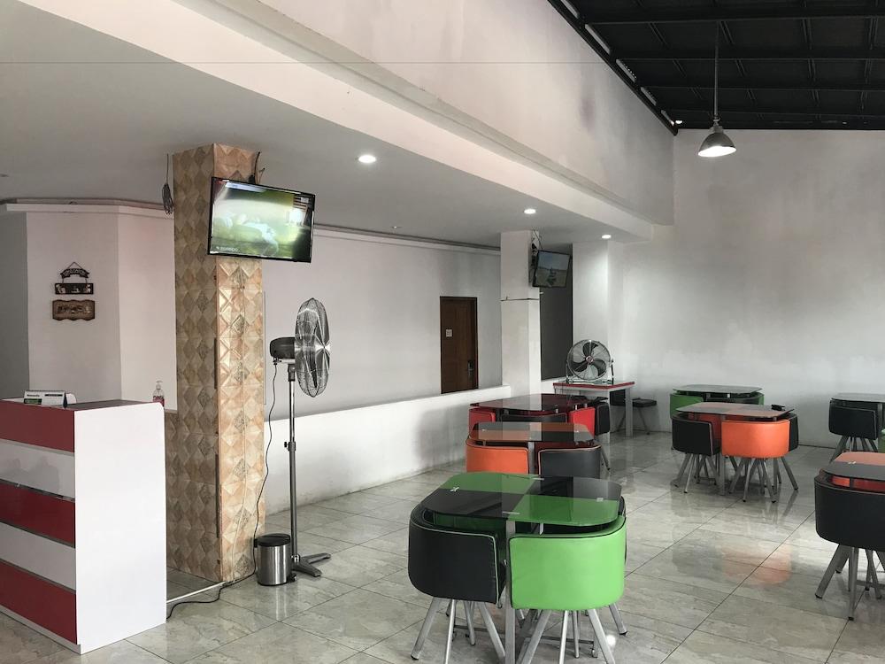 Oyo 1825 Marcopolo Homestay Pekanbaru Exterior foto